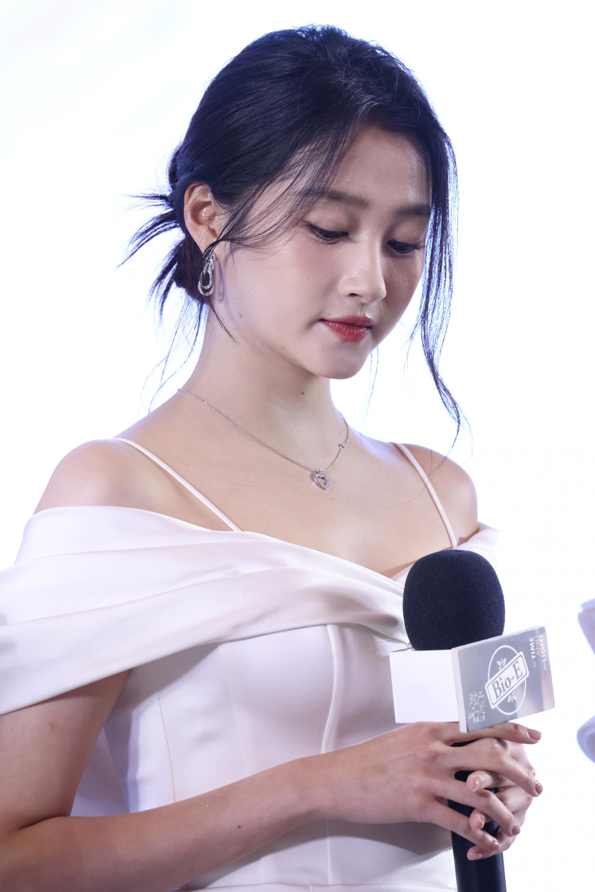 关晓彤现场漏香肩迷人生图照[10]